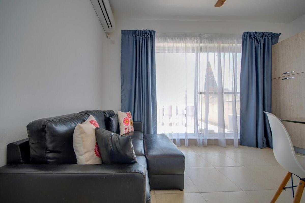 Azure Haven - Gzira Apartments And Penthouse By Shortletsmalta الغرفة الصورة