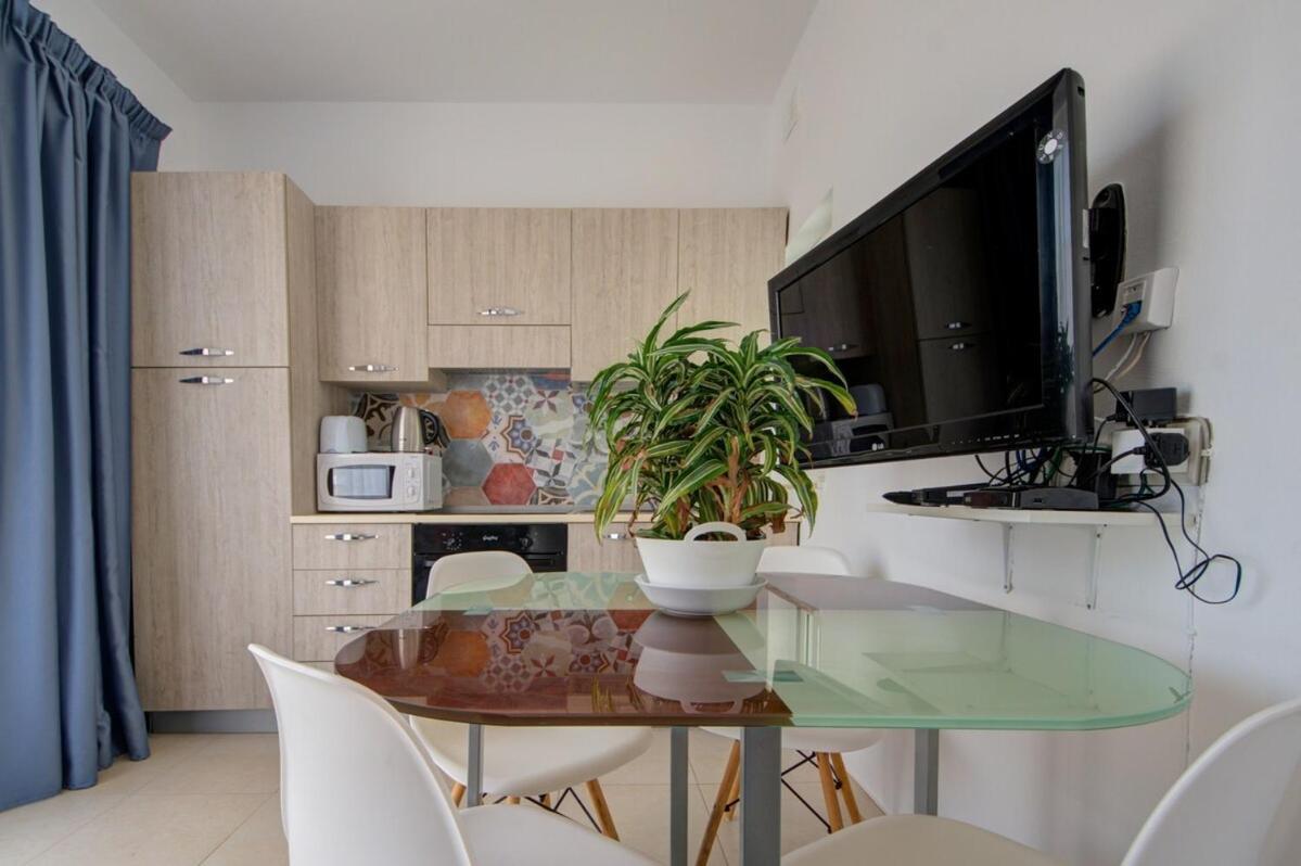 Azure Haven - Gzira Apartments And Penthouse By Shortletsmalta الغرفة الصورة
